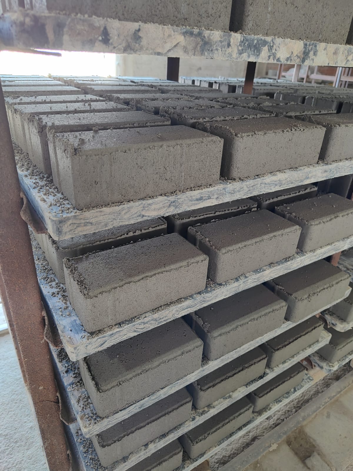 Cura de pavers de concreto com chapa de plástico