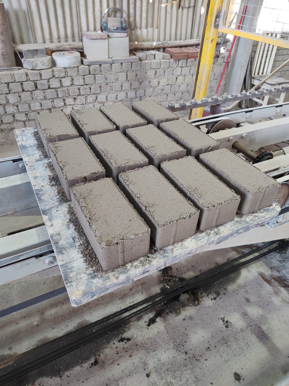 Chapa de GMT para produção de pavers de concreto